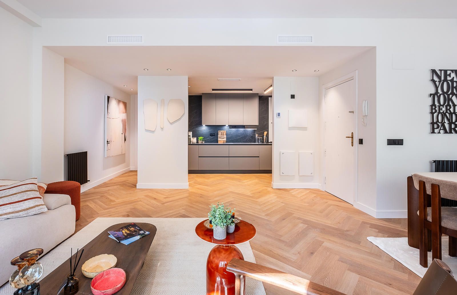 MARVELOUS APARTMENT UNDERGOING COMPLETE RENOVATION - Foto 8