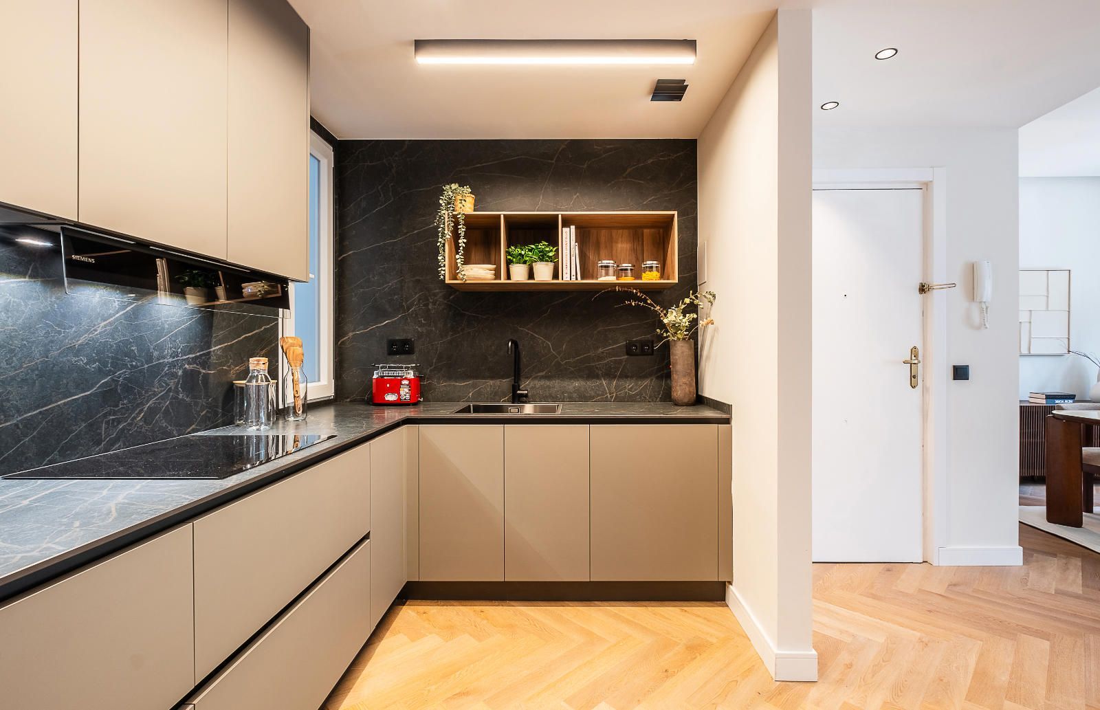 MARVELOUS APARTMENT UNDERGOING COMPLETE RENOVATION - Foto 10