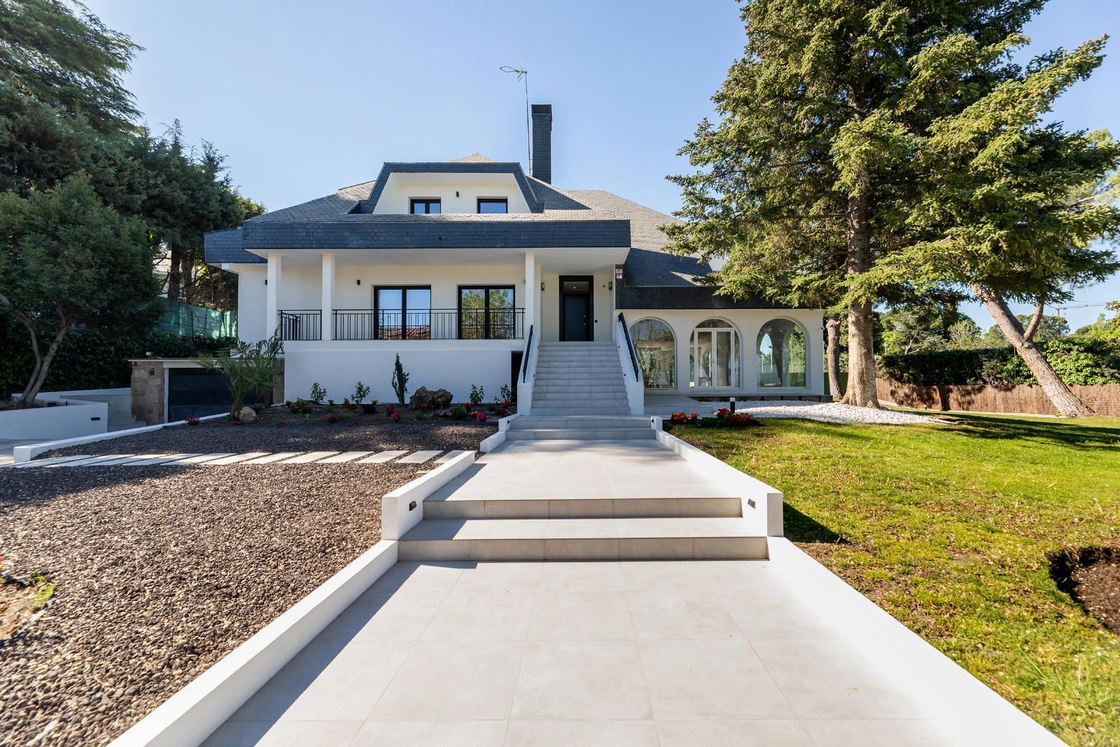 FACHADA - CHALET DE LUJO A ESTRENAR  EN SOMOSAGUAS CON VISTAS PRIVILEGIADAS A MADRID