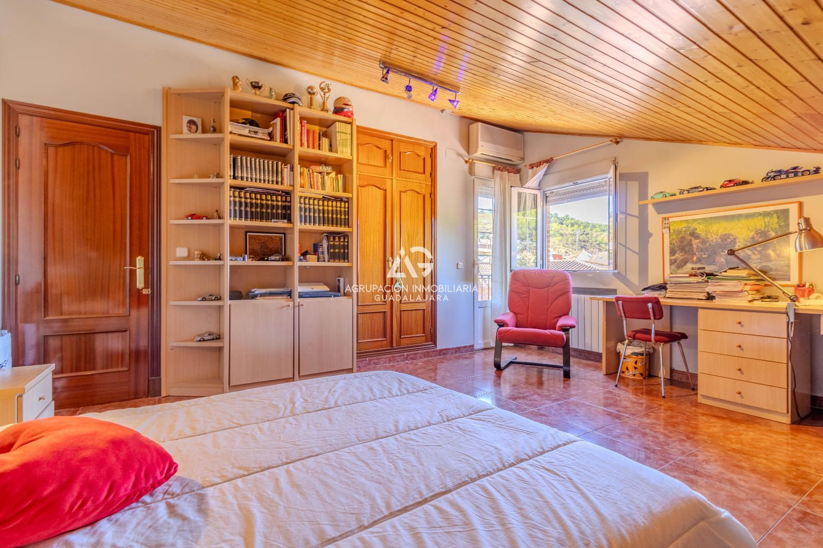 Buhardilla - AMPLIO CHALET INDEPENDIENTE EN CHILOECHES.