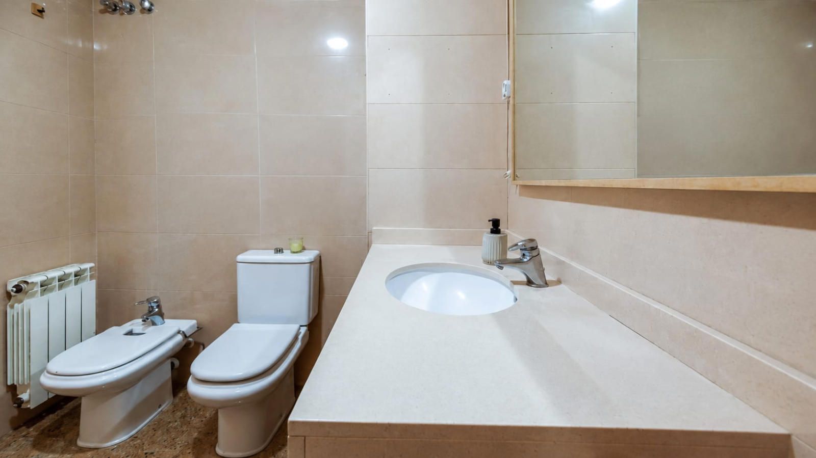 ACOGEDOR ATICO DÚPLEX CON TERRAZA EN EL CENTRO JUNTO LA PLAZA DEL GAS CON PARKING Y TRASTERO INCLUIDOS! - Foto 27