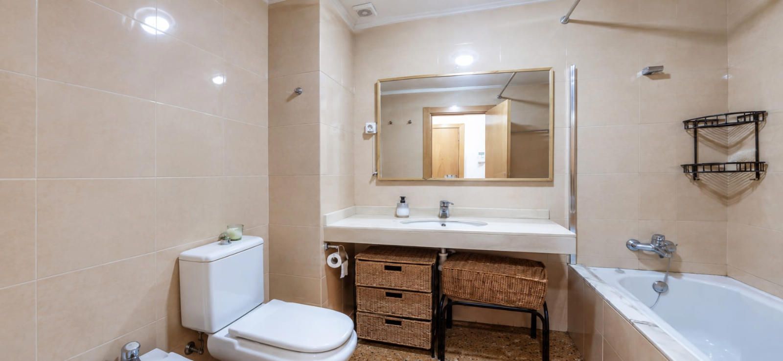 ACOGEDOR ATICO DÚPLEX CON TERRAZA EN EL CENTRO JUNTO LA PLAZA DEL GAS CON PARKING Y TRASTERO INCLUIDOS! - Foto 24
