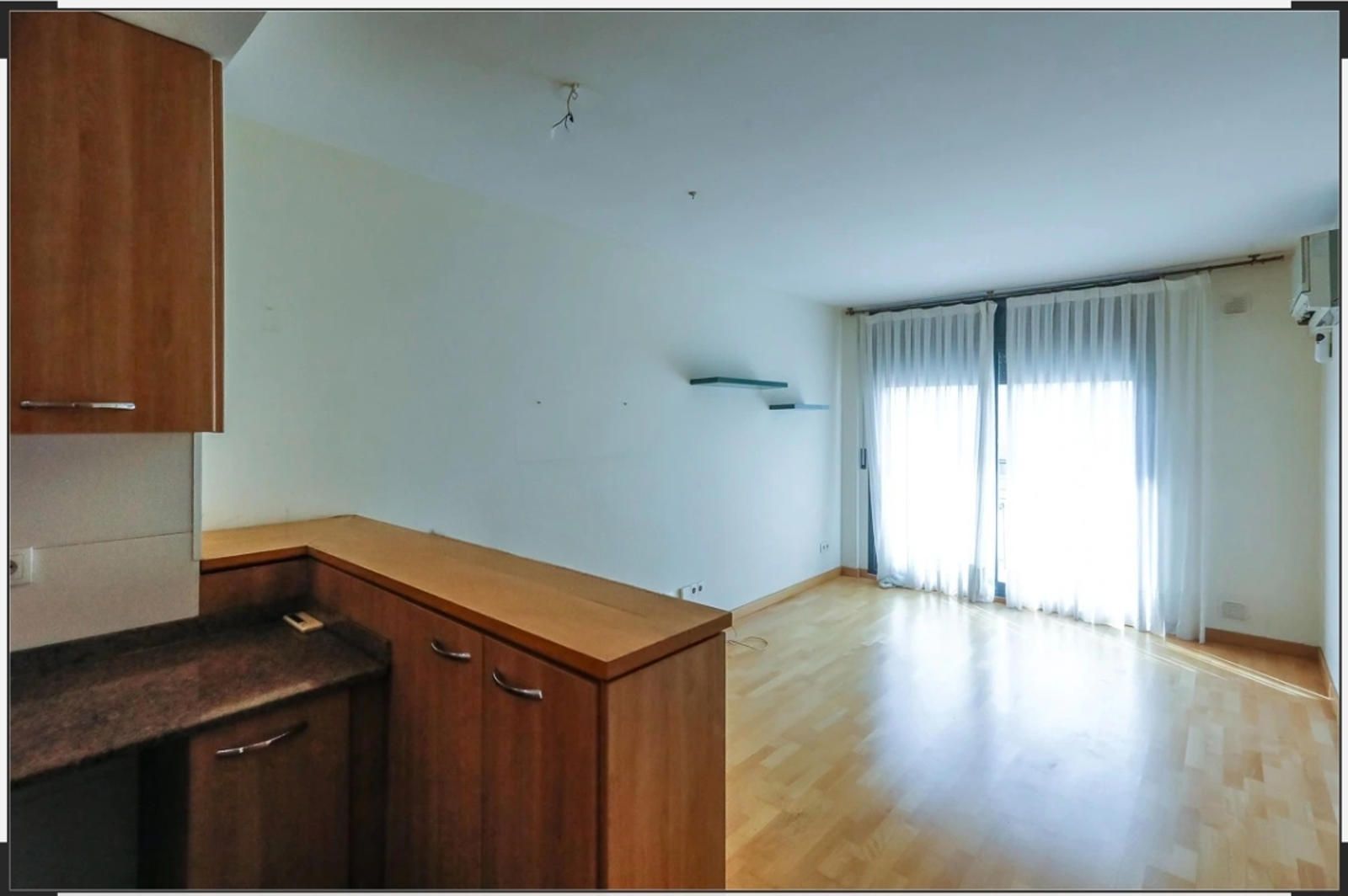 ACOGEDOR ATICO DÚPLEX CON TERRAZA EN EL CENTRO JUNTO LA PLAZA DEL GAS CON PARKING Y TRASTERO INCLUIDOS! - Foto 6
