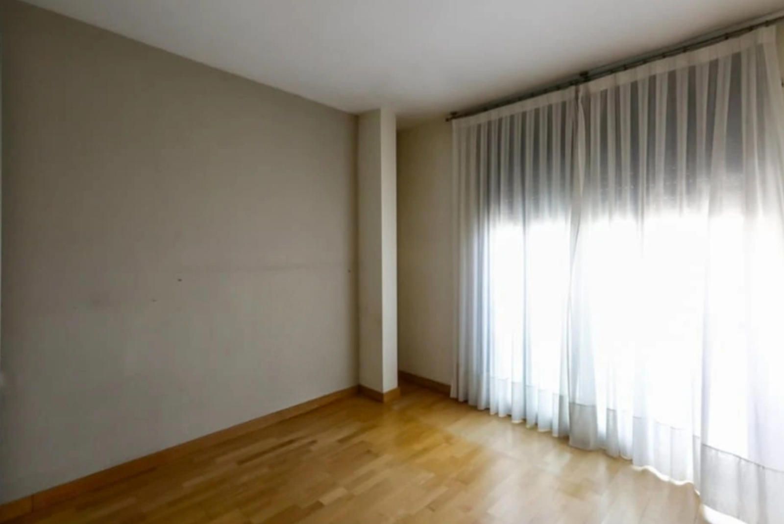 ACOGEDOR ATICO DÚPLEX CON TERRAZA EN EL CENTRO JUNTO LA PLAZA DEL GAS CON PARKING Y TRASTERO INCLUIDOS! - Foto 11