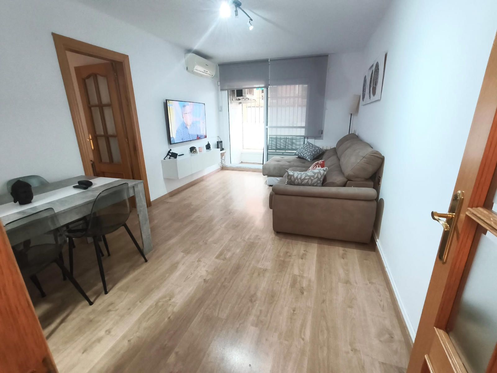 ¡PISO PLANTA BAJA TOTALMENTE REFORMADO DE 3 HABITACIONES DOBLES Y EXTERIORES! - Foto 2