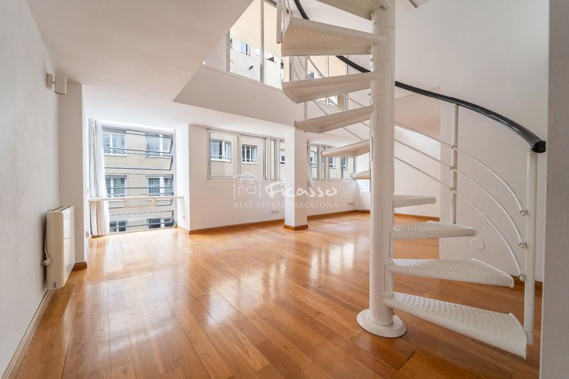 Dúplex en alquiler Barcelona. Ref: 2065. Ficasso Real Estate