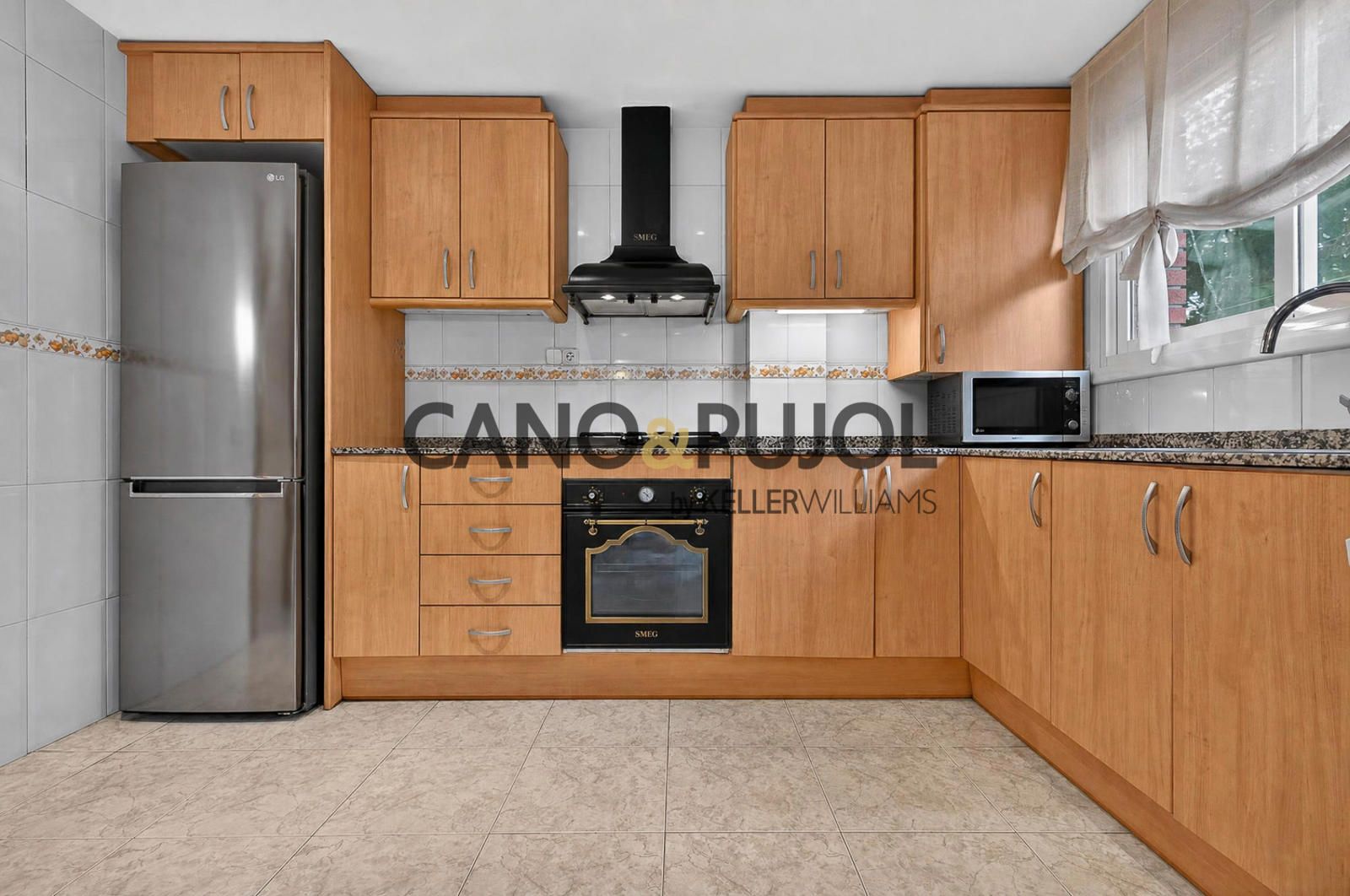 casa adosada con jardín y 4 habitaciones en Rubí