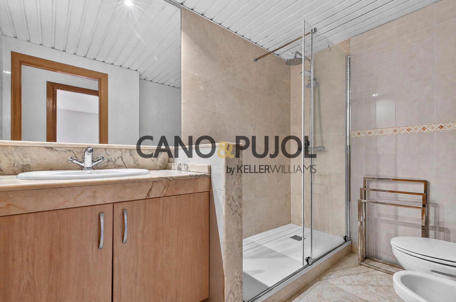casa adosada con jardín y 4 habitaciones en Rubí