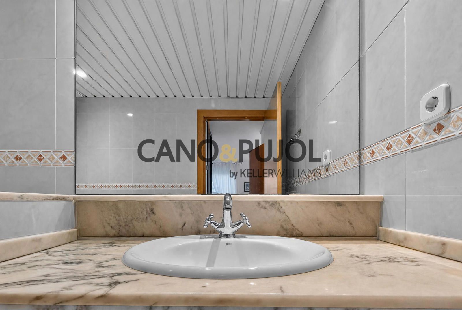 casa adosada con jardín y 4 habitaciones en Rubí
