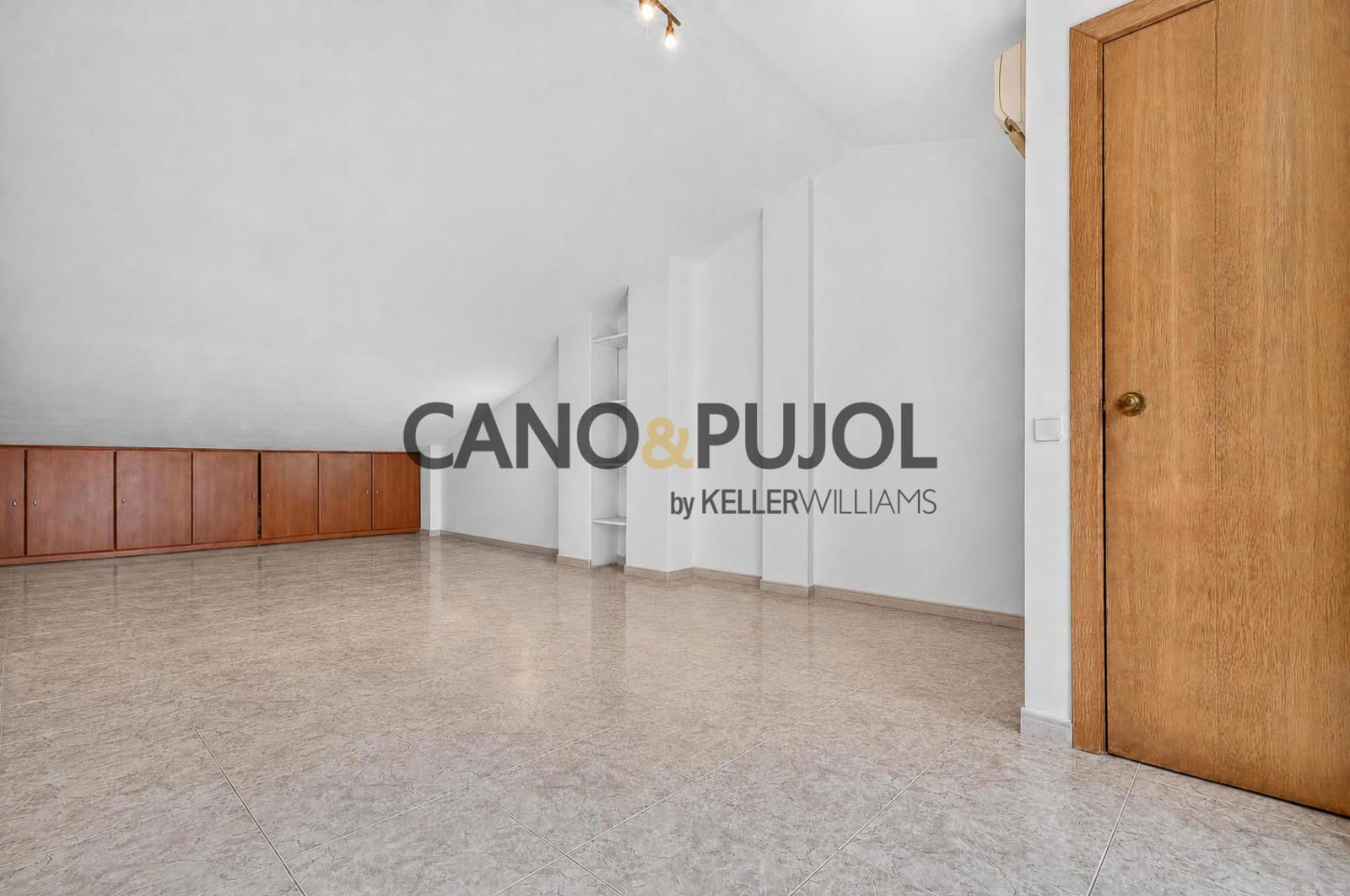casa adosada con jardín y 4 habitaciones en Rubí