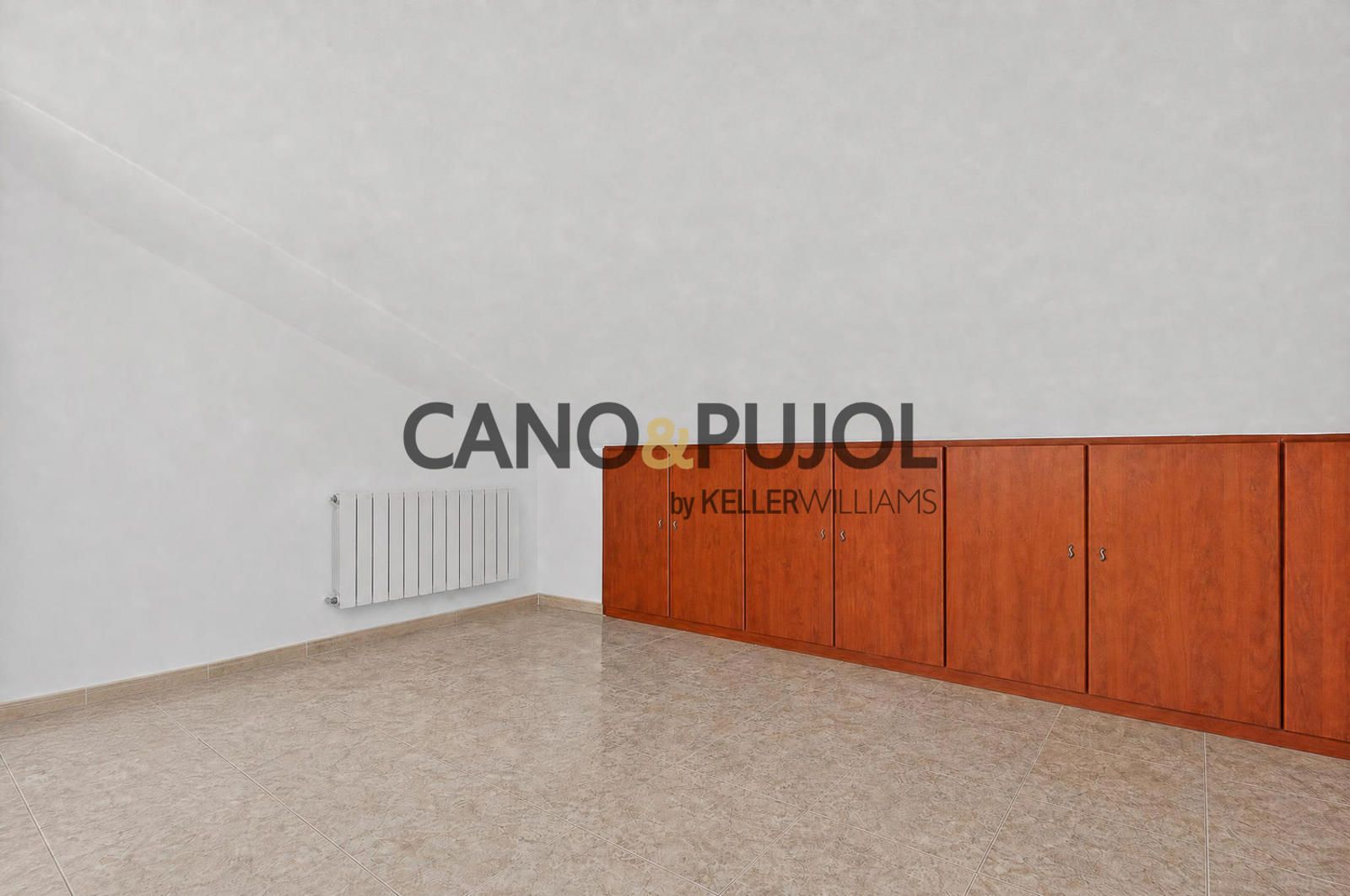 casa adosada con jardín y 4 habitaciones en Rubí