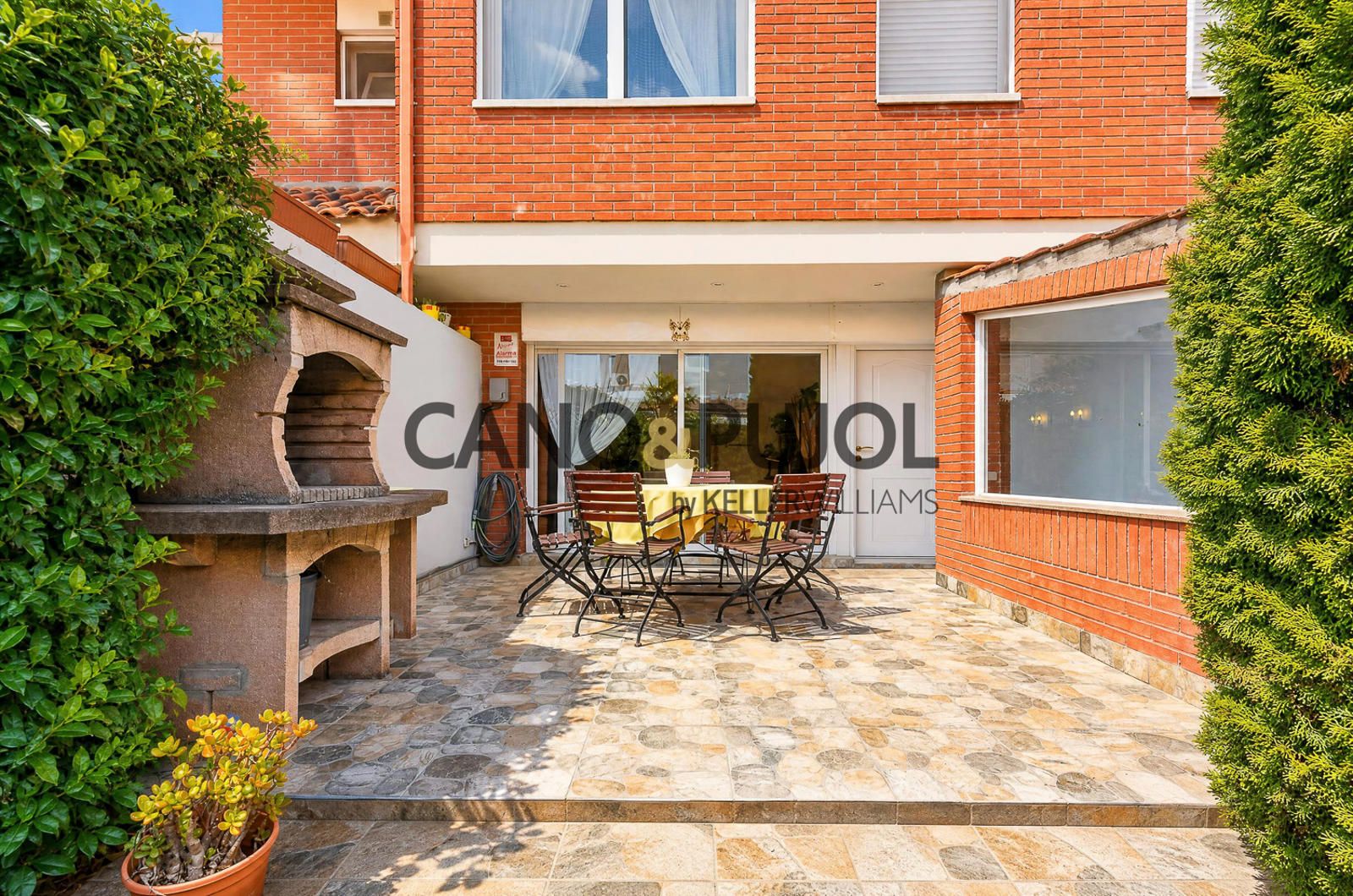 casa adosada con jardín y 4 habitaciones en Rubí