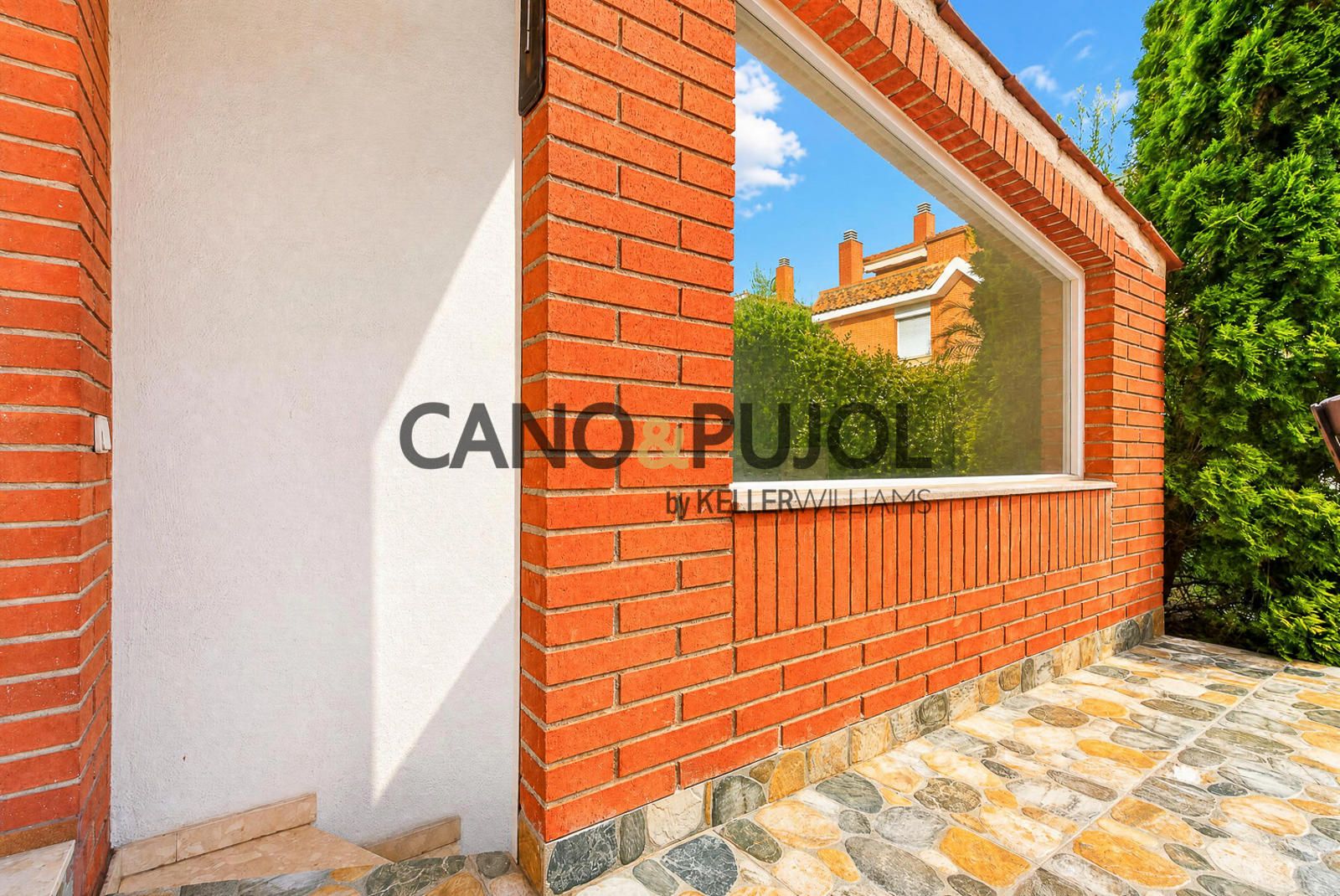 casa adosada con jardín y 4 habitaciones en Rubí