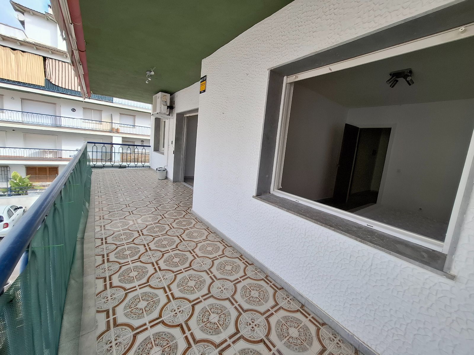 Piso luminoso con 3 habitaciones, chimenea y terraza orientada al sur en Puig Pelós, Cunit - Foto 2