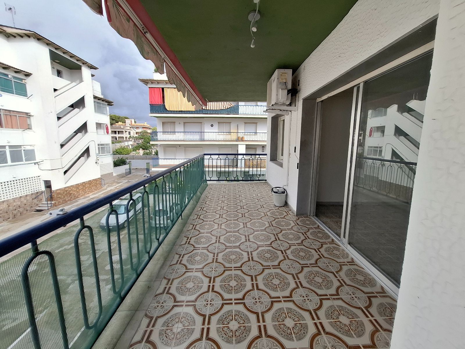 Piso luminoso con 3 habitaciones, chimenea y terraza orientada al sur en Puig Pelós, Cunit - Foto 3