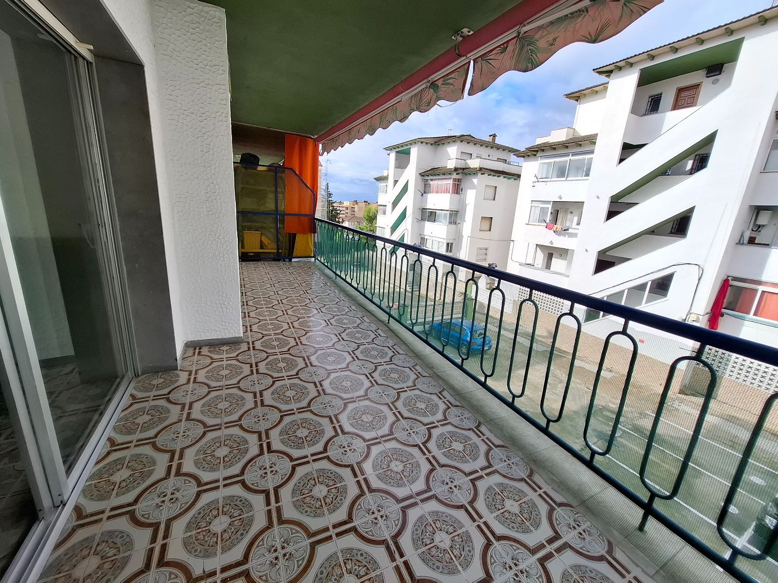 Piso luminoso con 3 habitaciones, chimenea y terraza orientada al sur en Puig Pelós, Cunit - Foto 4