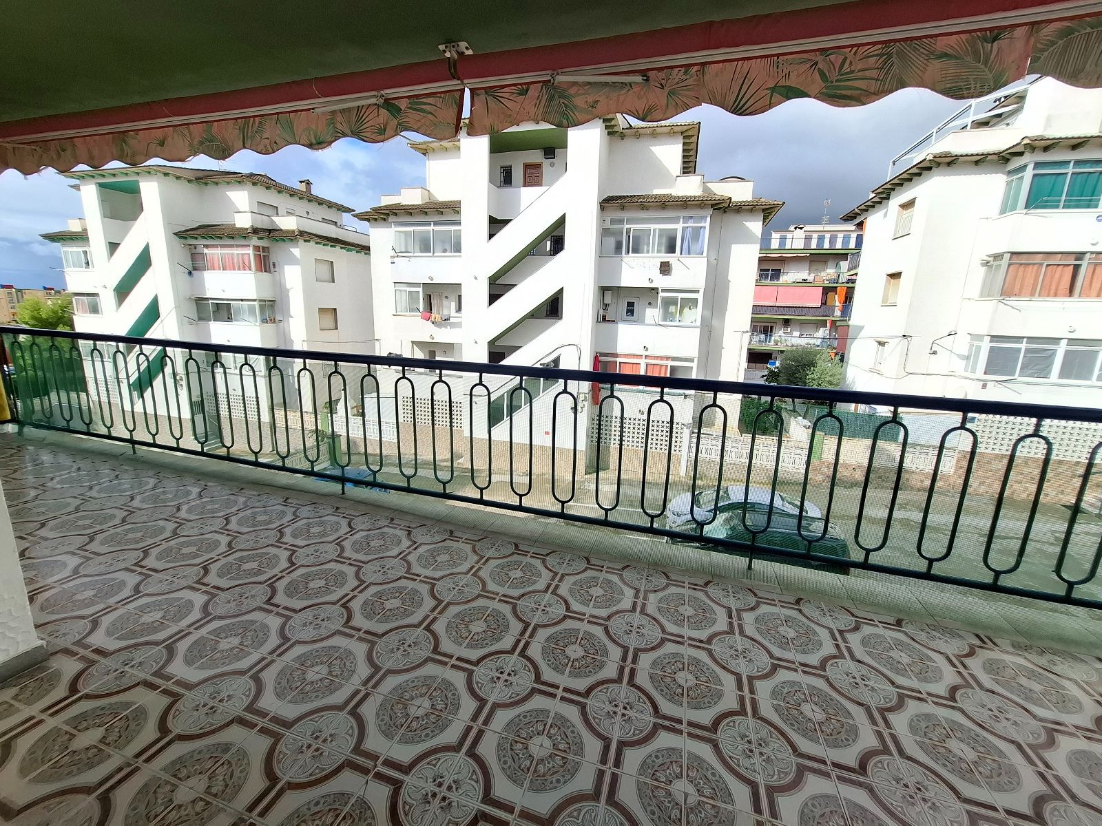 Piso luminoso con 3 habitaciones, chimenea y terraza orientada al sur en Puig Pelós, Cunit - Foto 5