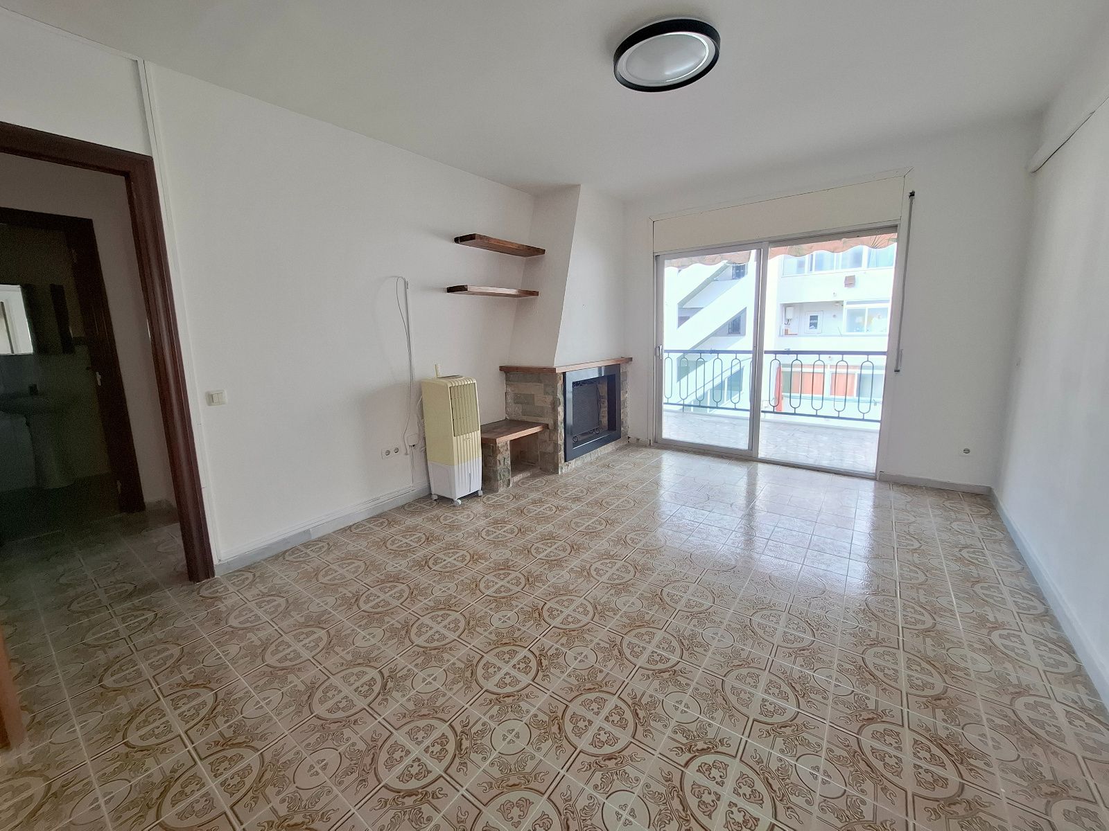 Piso luminoso con 3 habitaciones, chimenea y terraza orientada al sur en Puig Pelós, Cunit - Foto 6
