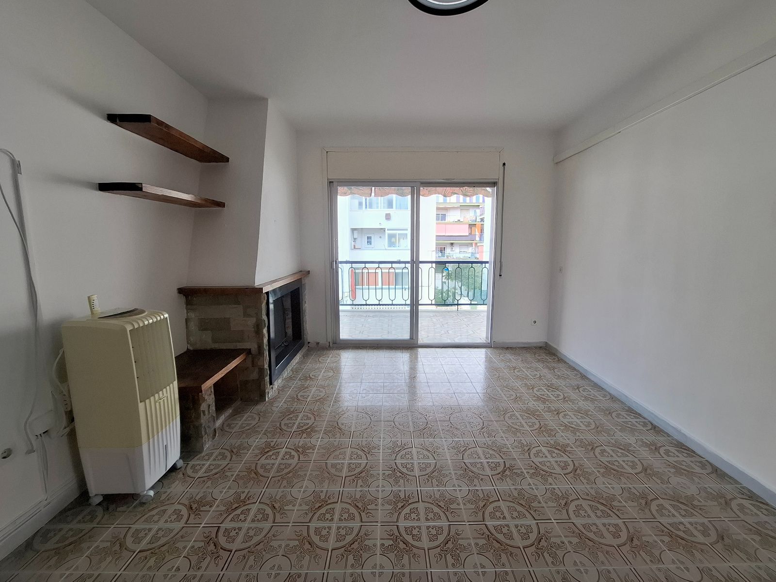 Piso luminoso con 3 habitaciones, chimenea y terraza orientada al sur en Puig Pelós, Cunit - Foto 7