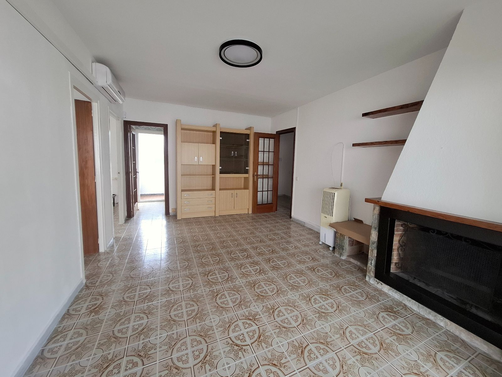 Piso luminoso con 3 habitaciones, chimenea y terraza orientada al sur en Puig Pelós, Cunit - Foto 8