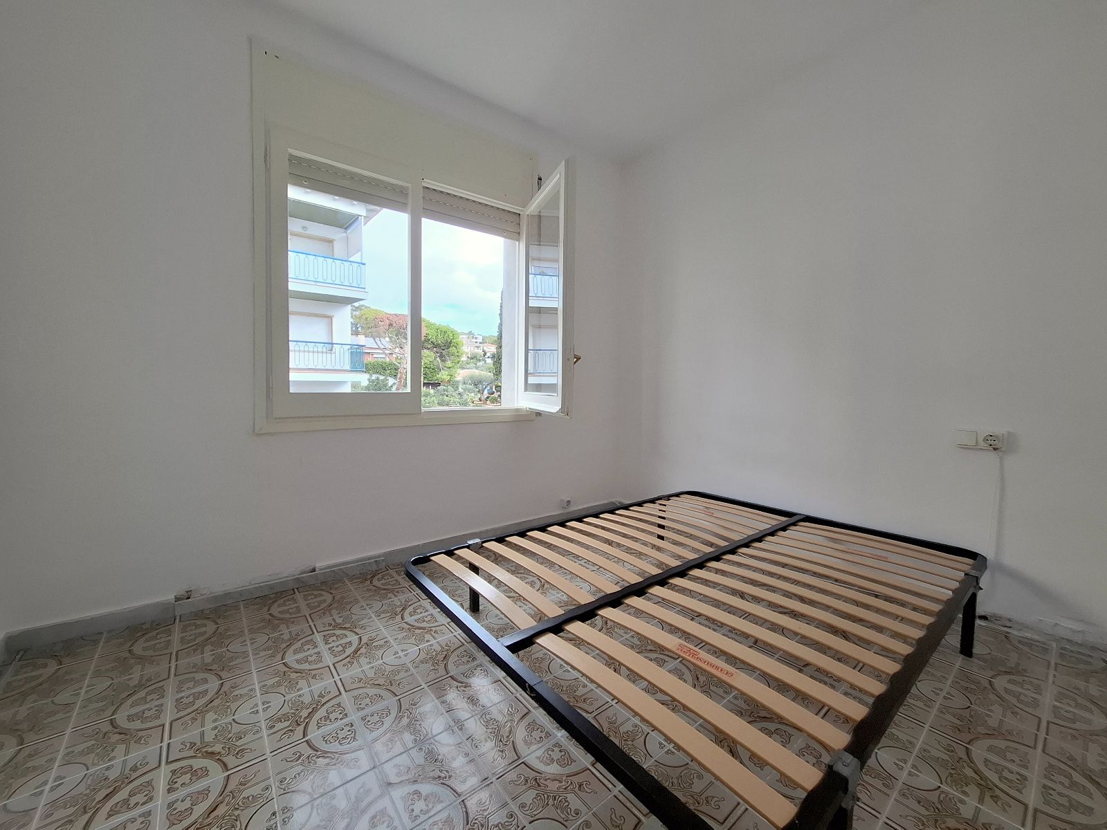 Piso luminoso con 3 habitaciones, chimenea y terraza orientada al sur en Puig Pelós, Cunit - Foto 11