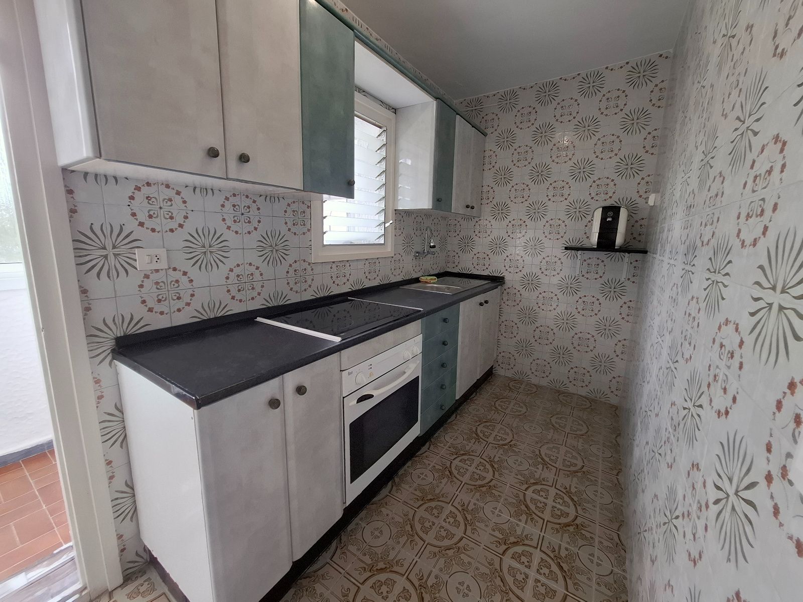 Piso luminoso con 3 habitaciones, chimenea y terraza orientada al sur en Puig Pelós, Cunit - Foto 13