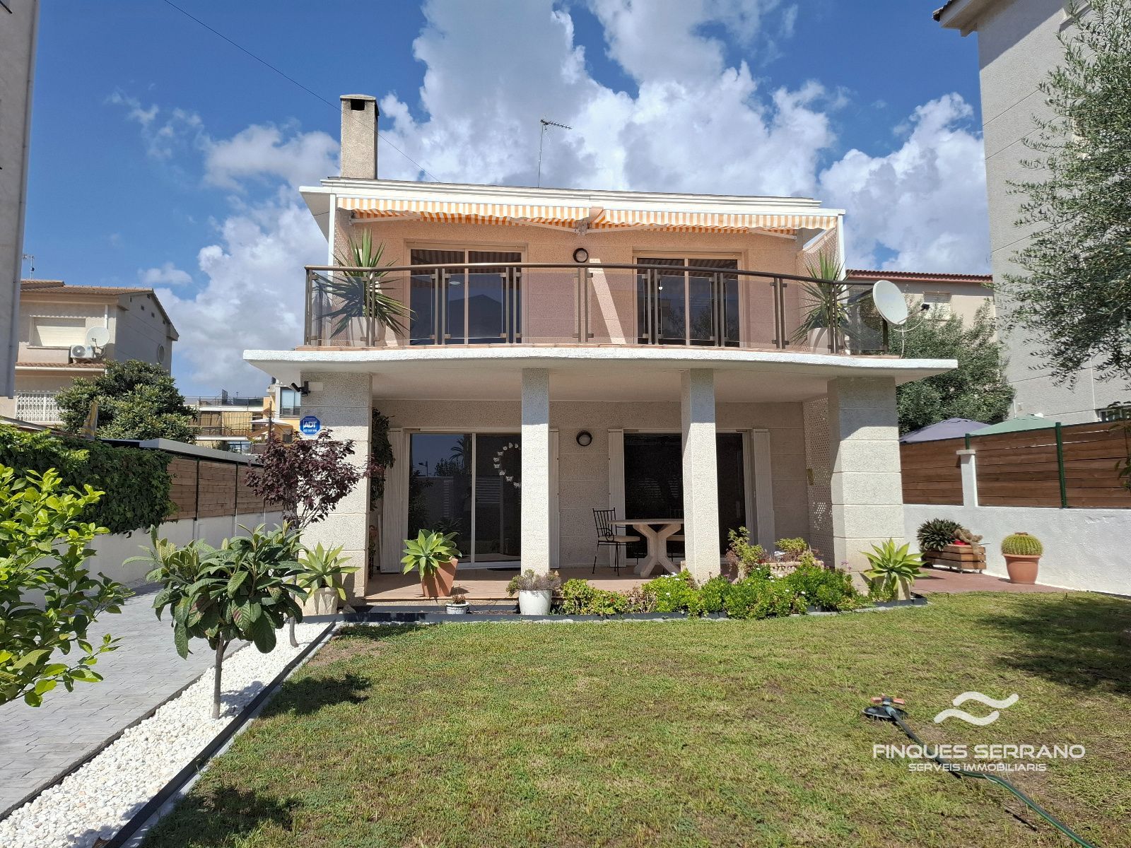 Chalet independiente a 100 metros del mar en Cunit - Foto 1