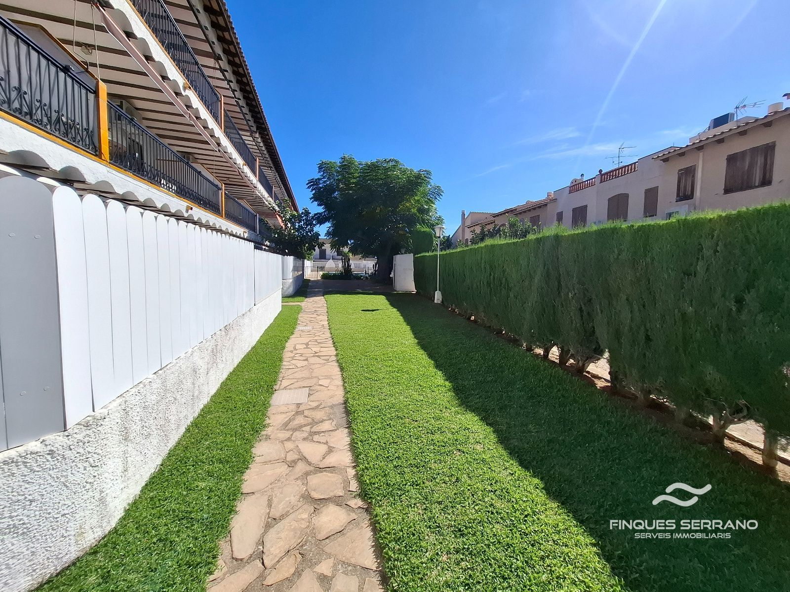 Planta baja con dos grandes terrazas y piscina a 350 metros del mar en Coma-ruga - Foto 2
