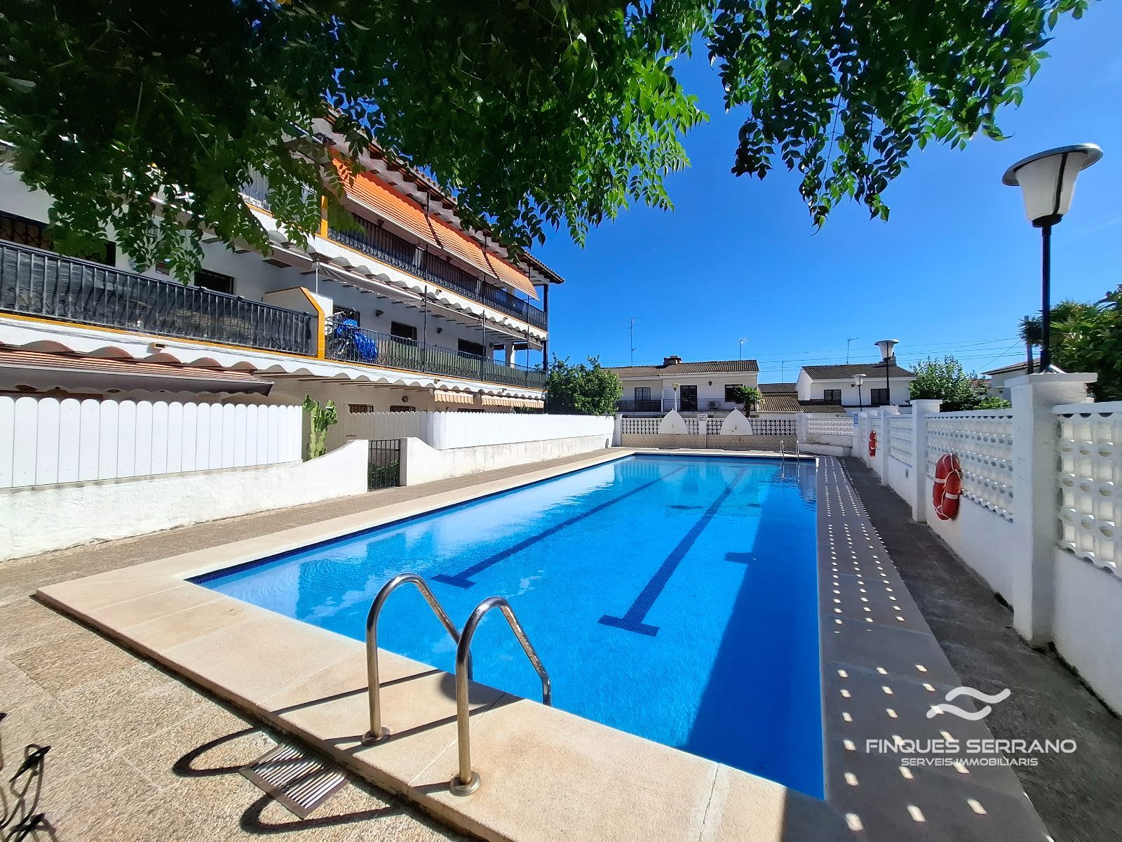Planta baja con dos grandes terrazas y piscina a 350 metros del mar en Coma-ruga - Foto 1