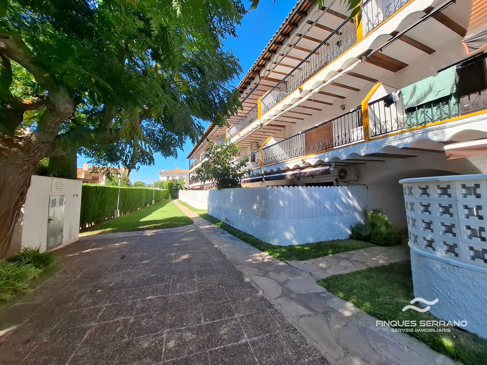 Planta baja con dos grandes terrazas y piscina a 350 metros del mar en Coma-ruga - Foto 5