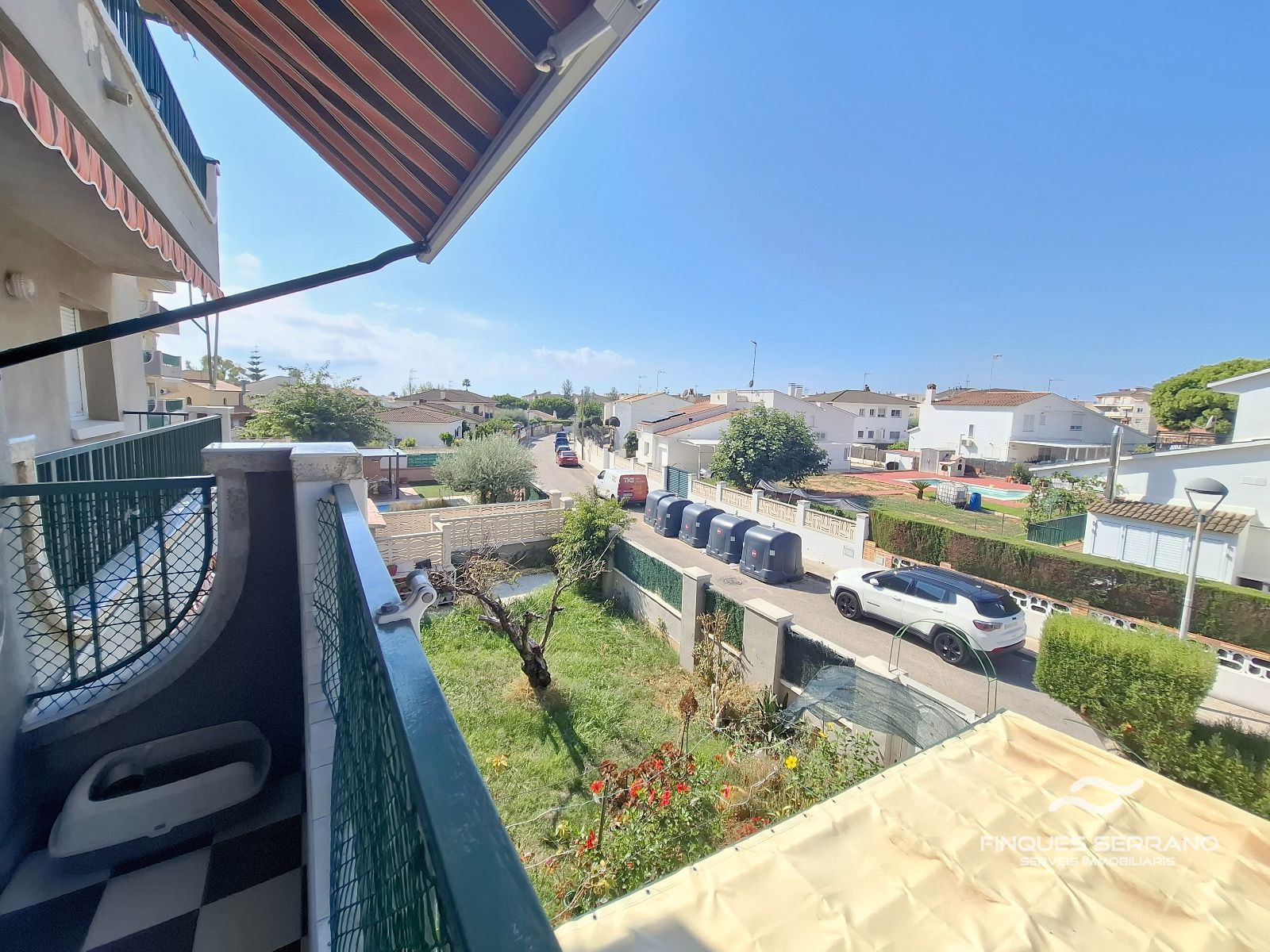 Piso luminoso con terraza al sur y parking a 400 metros de la playa en Cunit - Foto 4