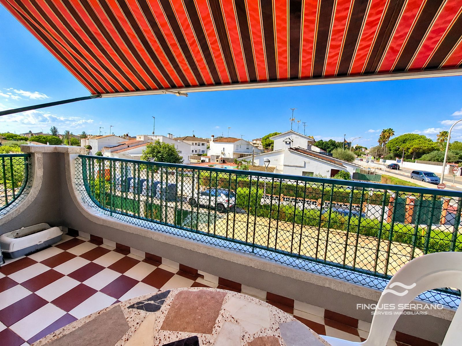 Piso luminoso con terraza al sur y parking a 400 metros de la playa en Cunit - Foto 1
