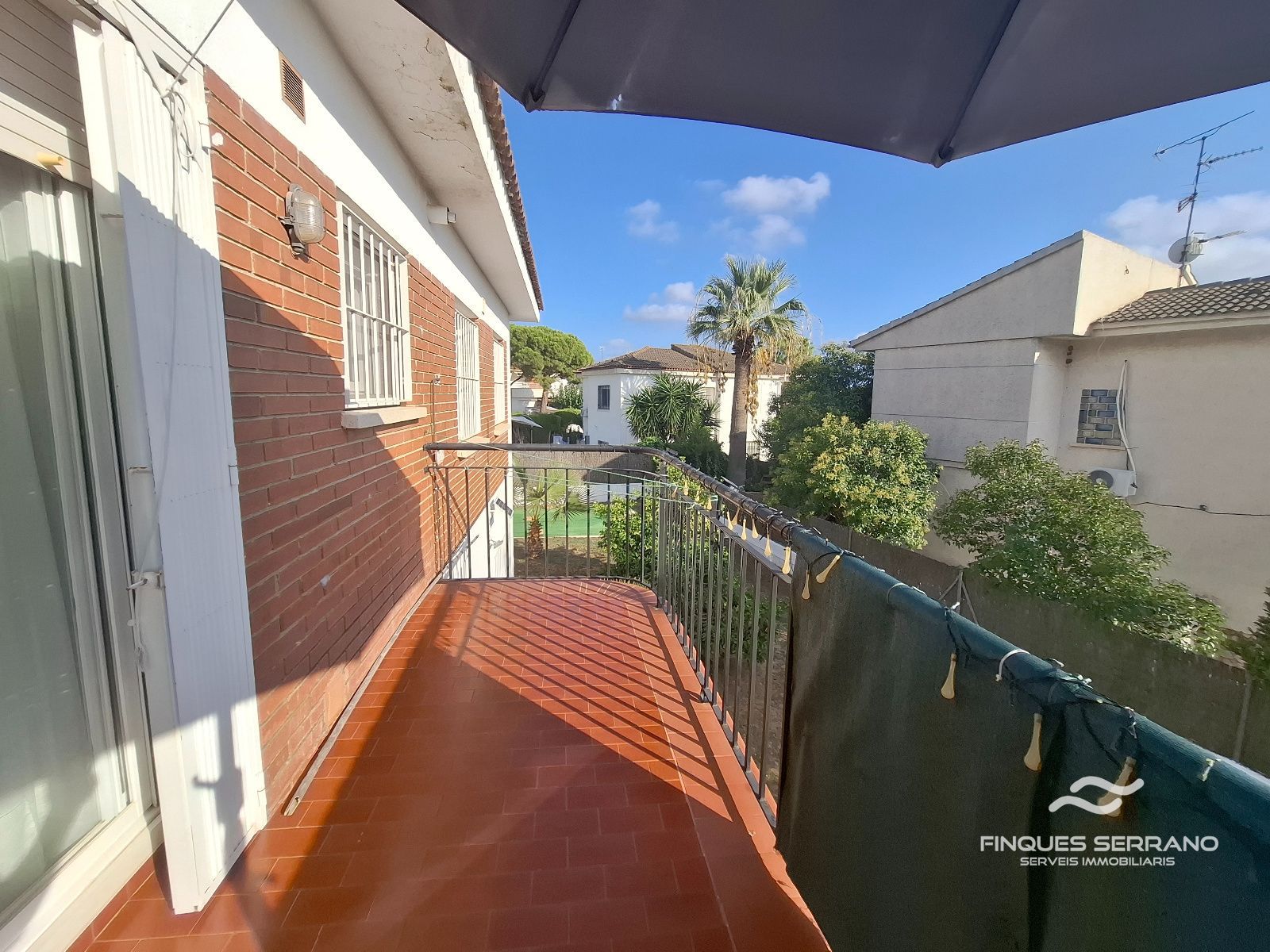 Chalet independiente con gran jardín, garaje y cocina de verano en Can Torrents, Cunit - Foto 9