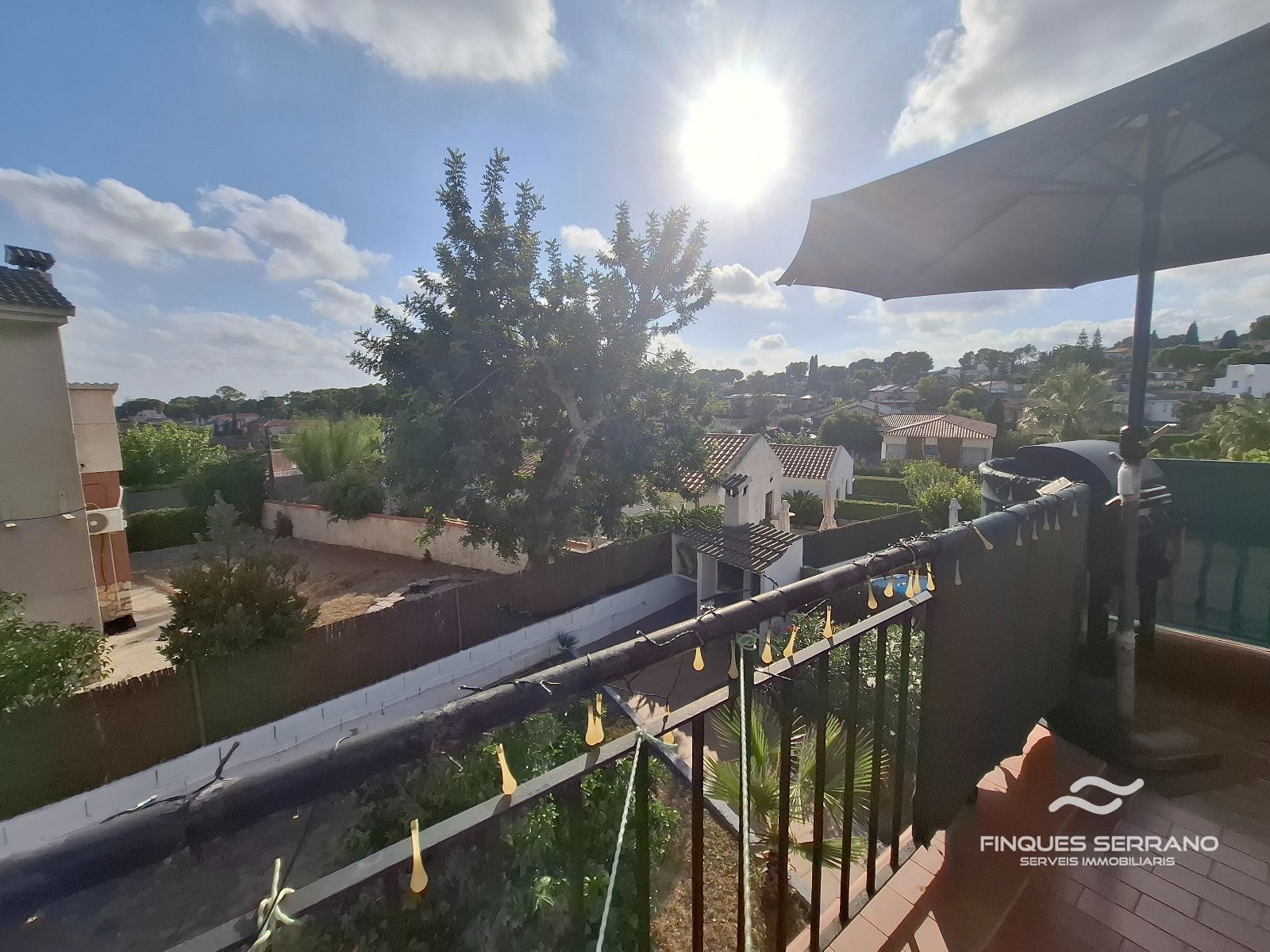 Chalet independiente con gran jardín, garaje y cocina de verano en Can Torrents, Cunit - Foto 10