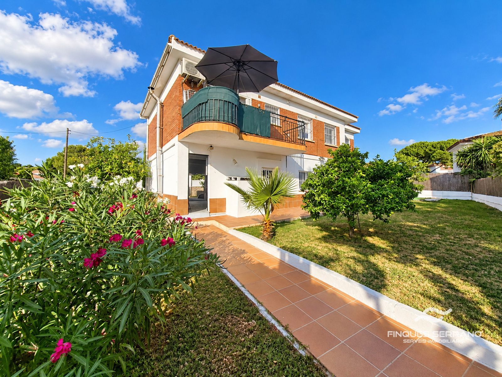 Chalet independiente con gran jardín, garaje y cocina de verano en Can Torrents, Cunit - Foto 1