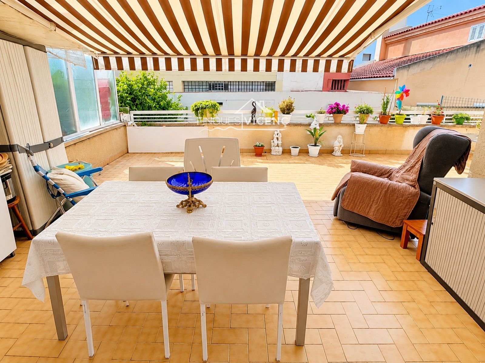 Planta baja con gran terraza, parking y trastero a pocos metros de la playa - Foto 1
