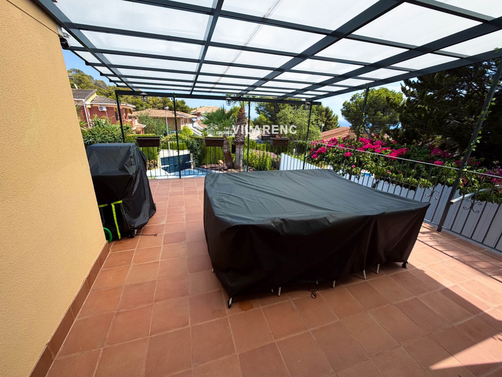 Terraza - Chalet de 6 hab. con piscina y placas solares