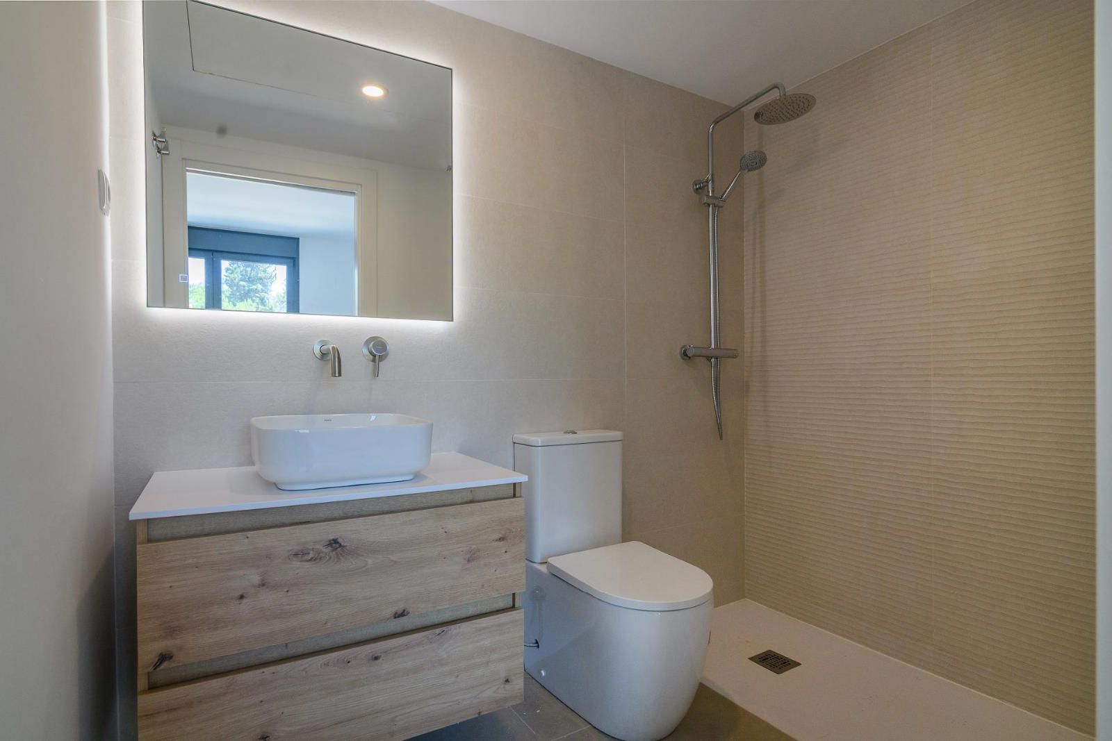 Fantástico Piso de Obra Nueva en la Marina del Port- Con piscina comunitaria, parking, trastero, gimnasio.. Una maravilla¡ - Foto 15