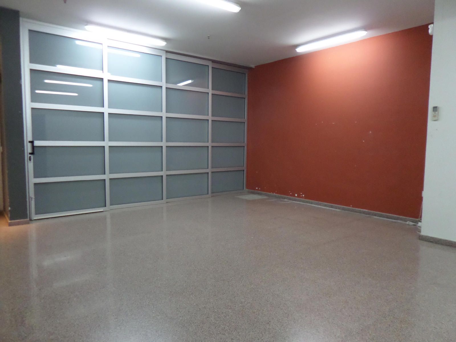 Grand local ouvert sur deux étages - lumineux - Très bon état - Foto 8