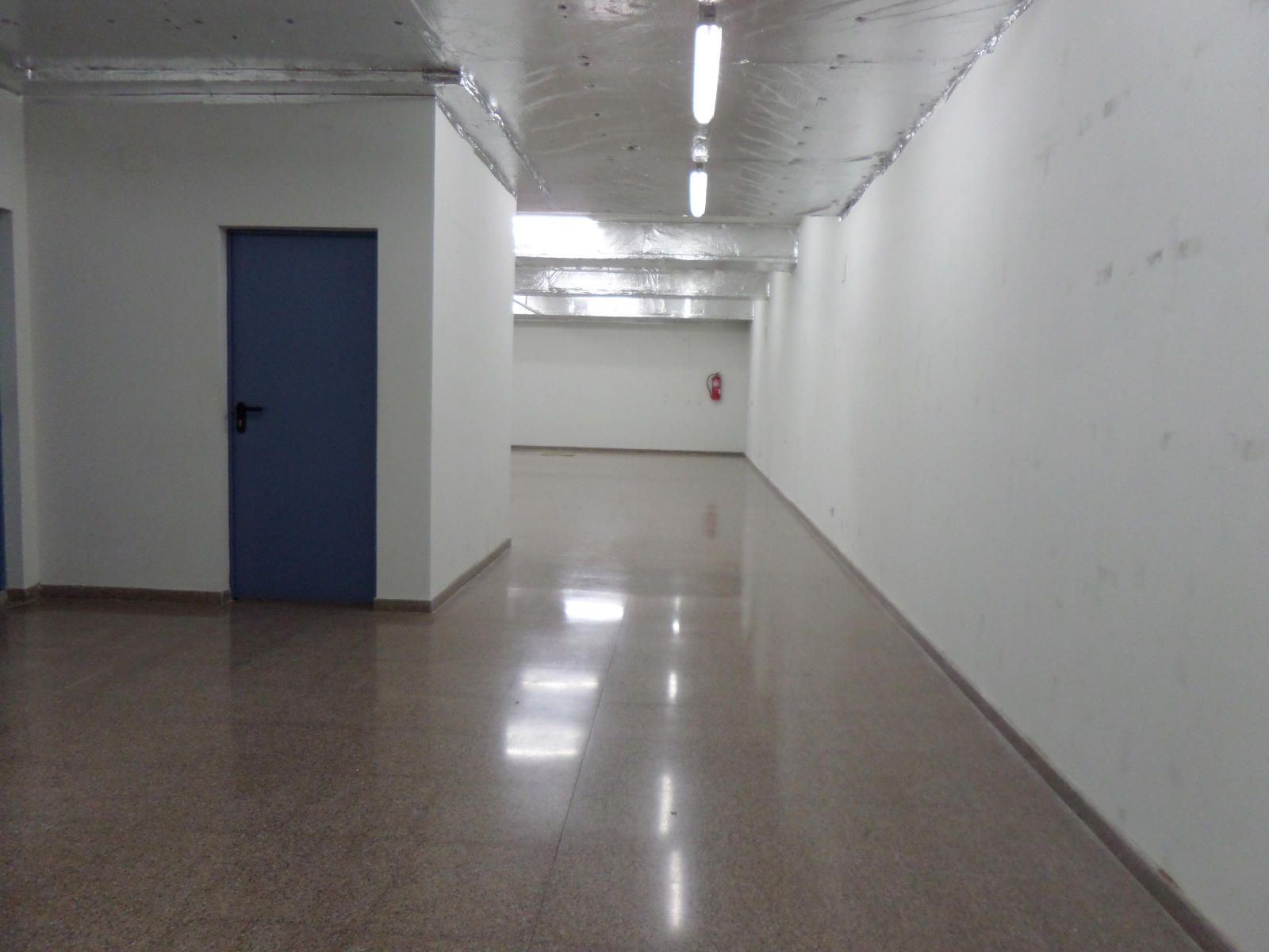 Grand local ouvert sur deux étages - lumineux - Très bon état - Foto 10
