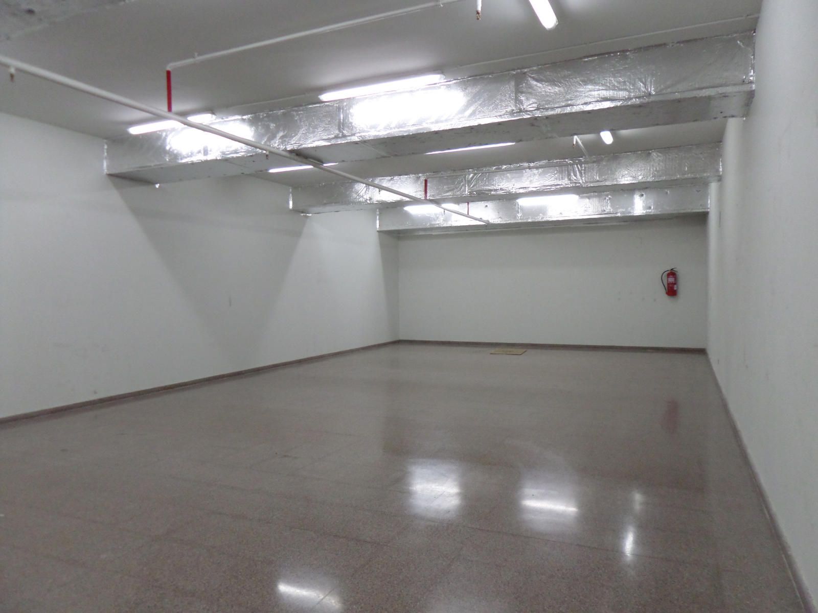 Grand local ouvert sur deux étages - lumineux - Très bon état - Foto 13