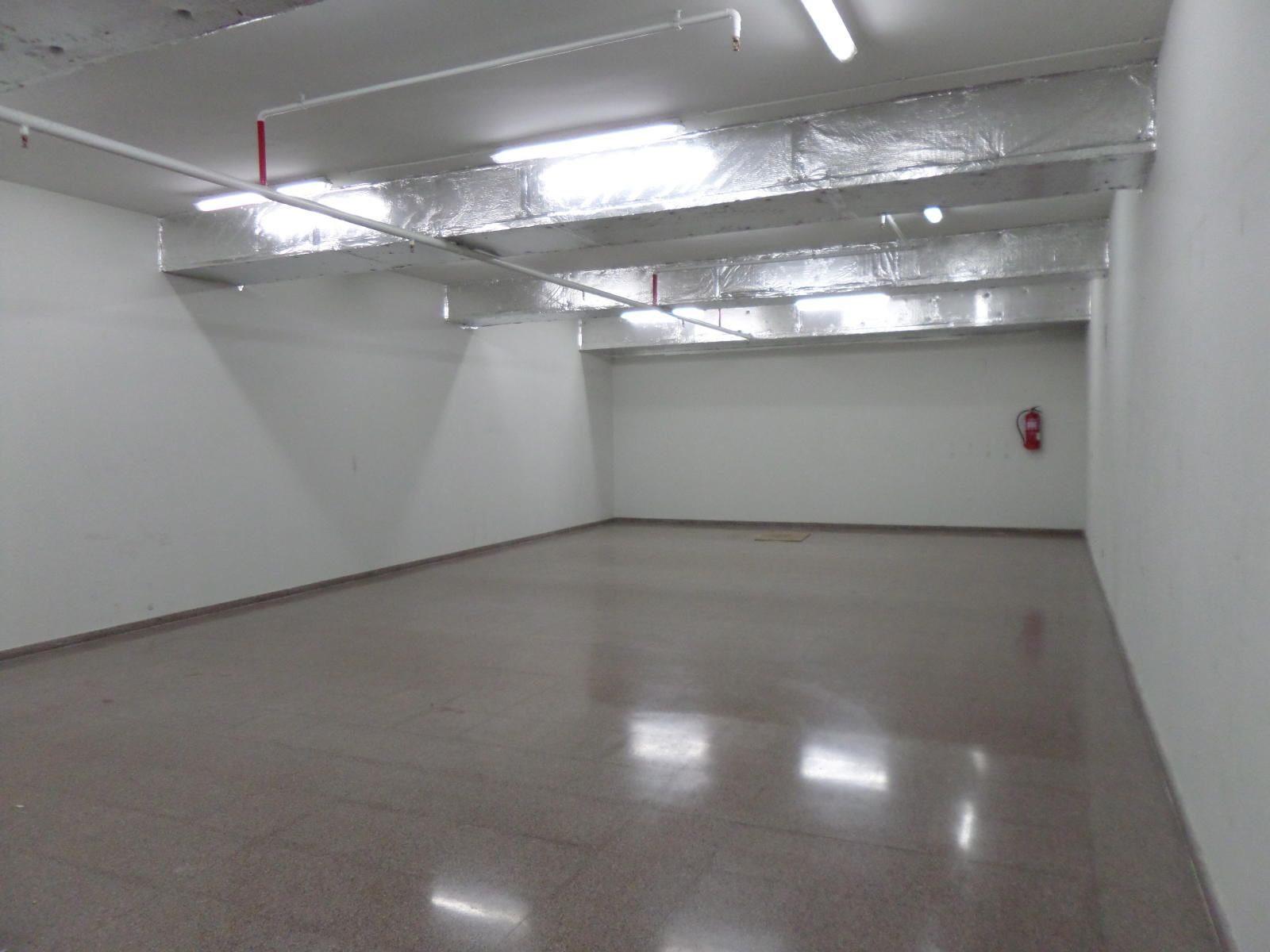 Grand local ouvert sur deux étages - lumineux - Très bon état - Foto 14
