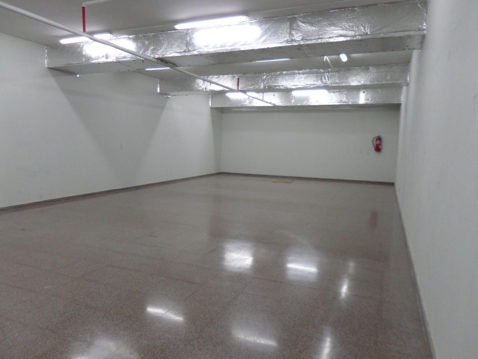 Grand local ouvert sur deux étages - lumineux - Très bon état - Foto 15