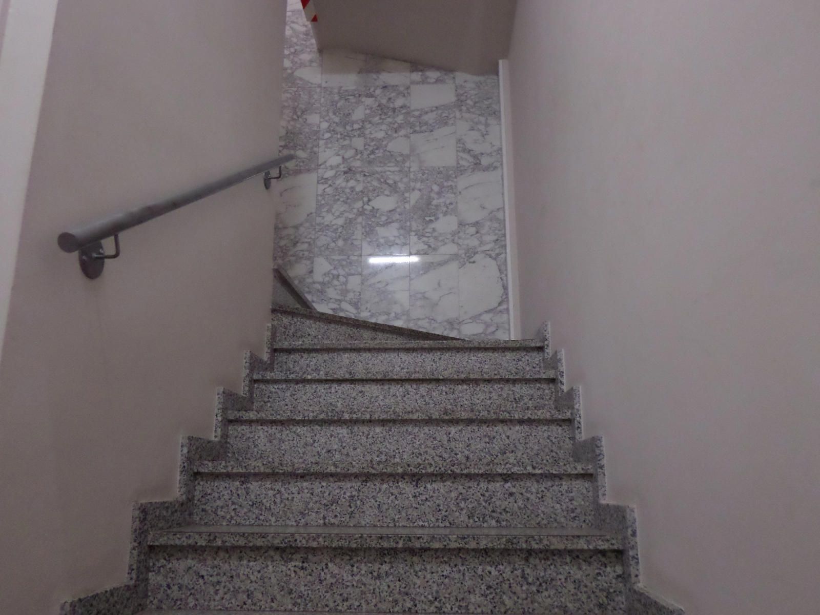 Grand local ouvert sur deux étages - lumineux - Très bon état - Foto 24