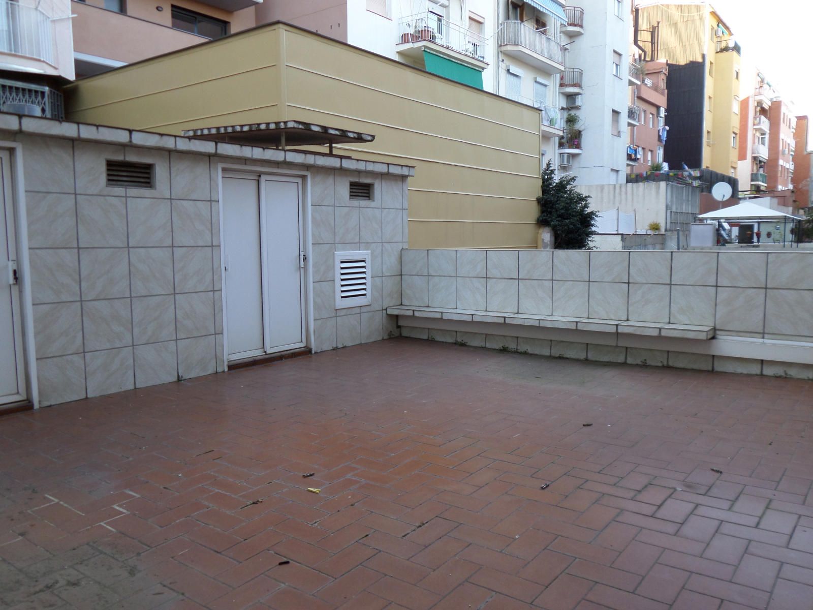 Grand local ouvert sur deux étages - lumineux - Très bon état - Foto 27