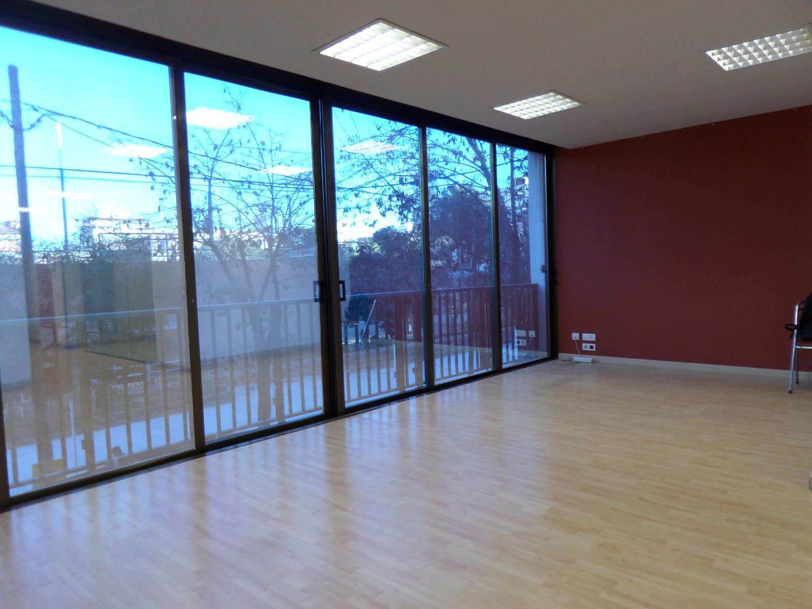 Grand local ouvert sur deux étages - lumineux - Très bon état - Foto 2
