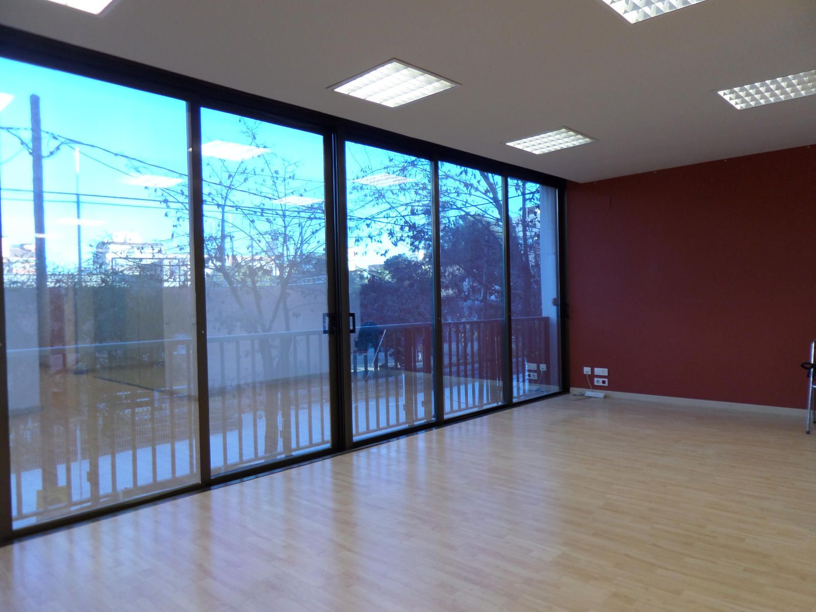 Grand local ouvert sur deux étages - lumineux - Très bon état - Foto 4