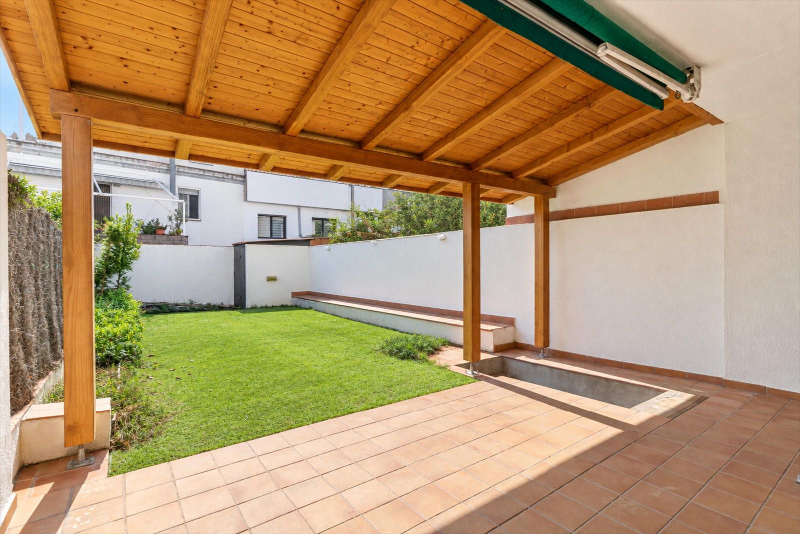 Jardín - Preciosa casa  de 3 plantas ( mas planta sótano) en el centro de Premià de Mar-En segunda línea de mar