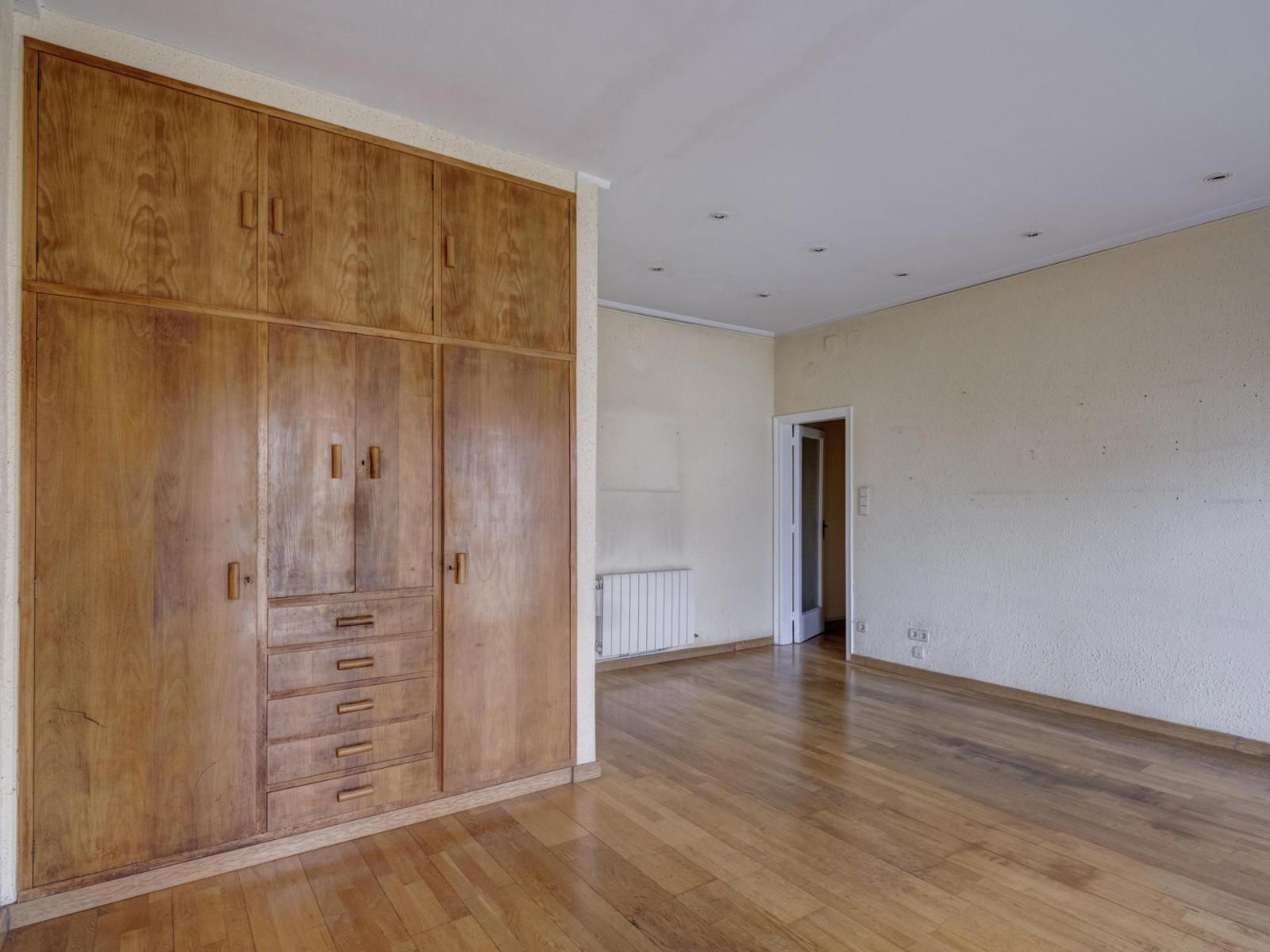 Dormitorio - Fantástico piso exterior con terraza en Av. República Argentina- A reformar