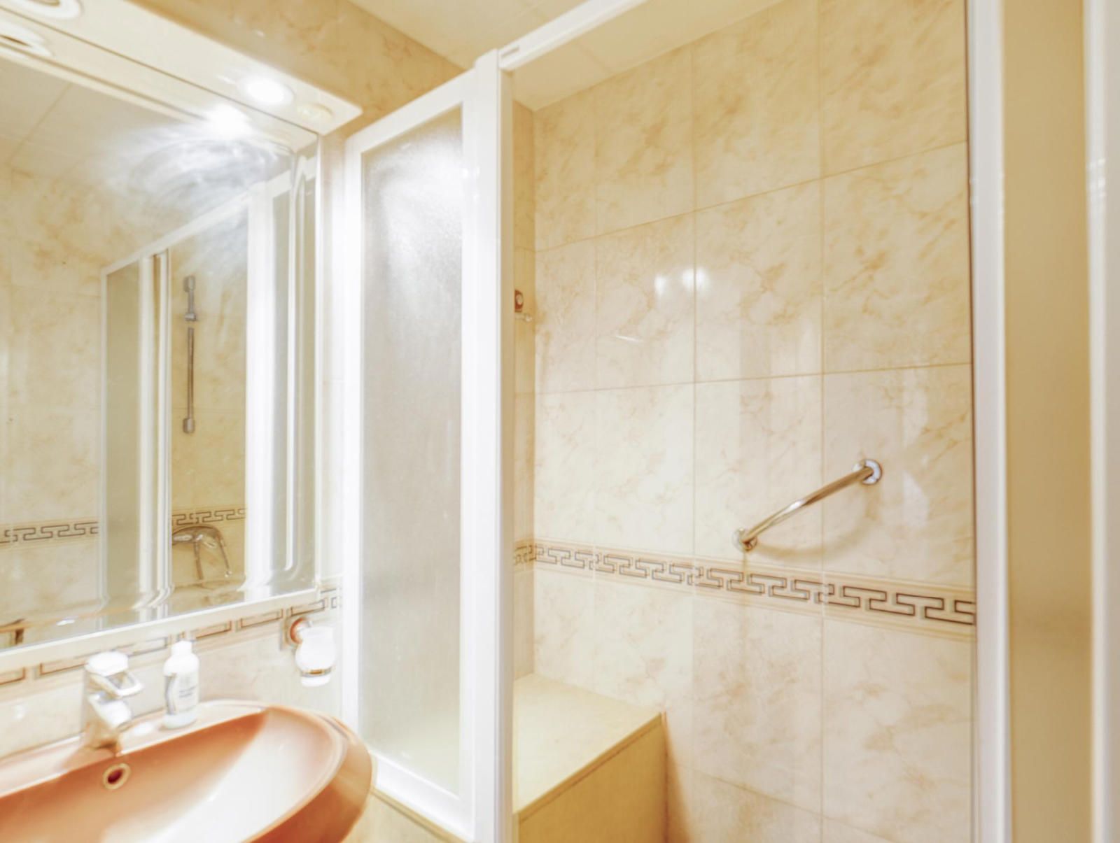 Baño - Fantástico piso exterior con terraza en Av. República Argentina- A reformar